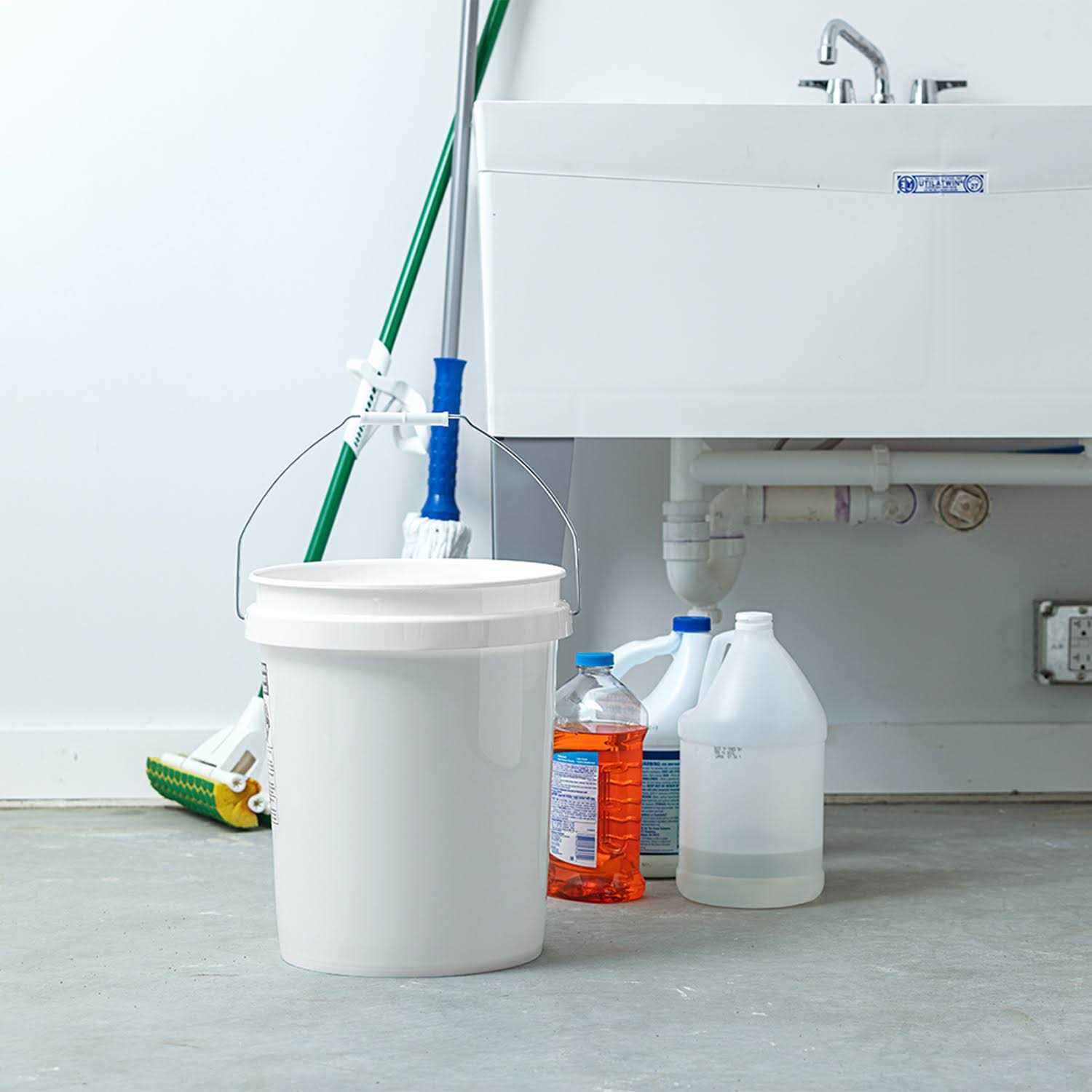 United Solutions 5 Gallon Round Utility Bucket - Image 3